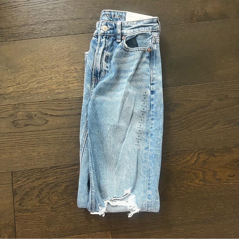 NWT Women’s American Eagle Outfitters Blue Ripped Mom Strigid  Jeans Size 0